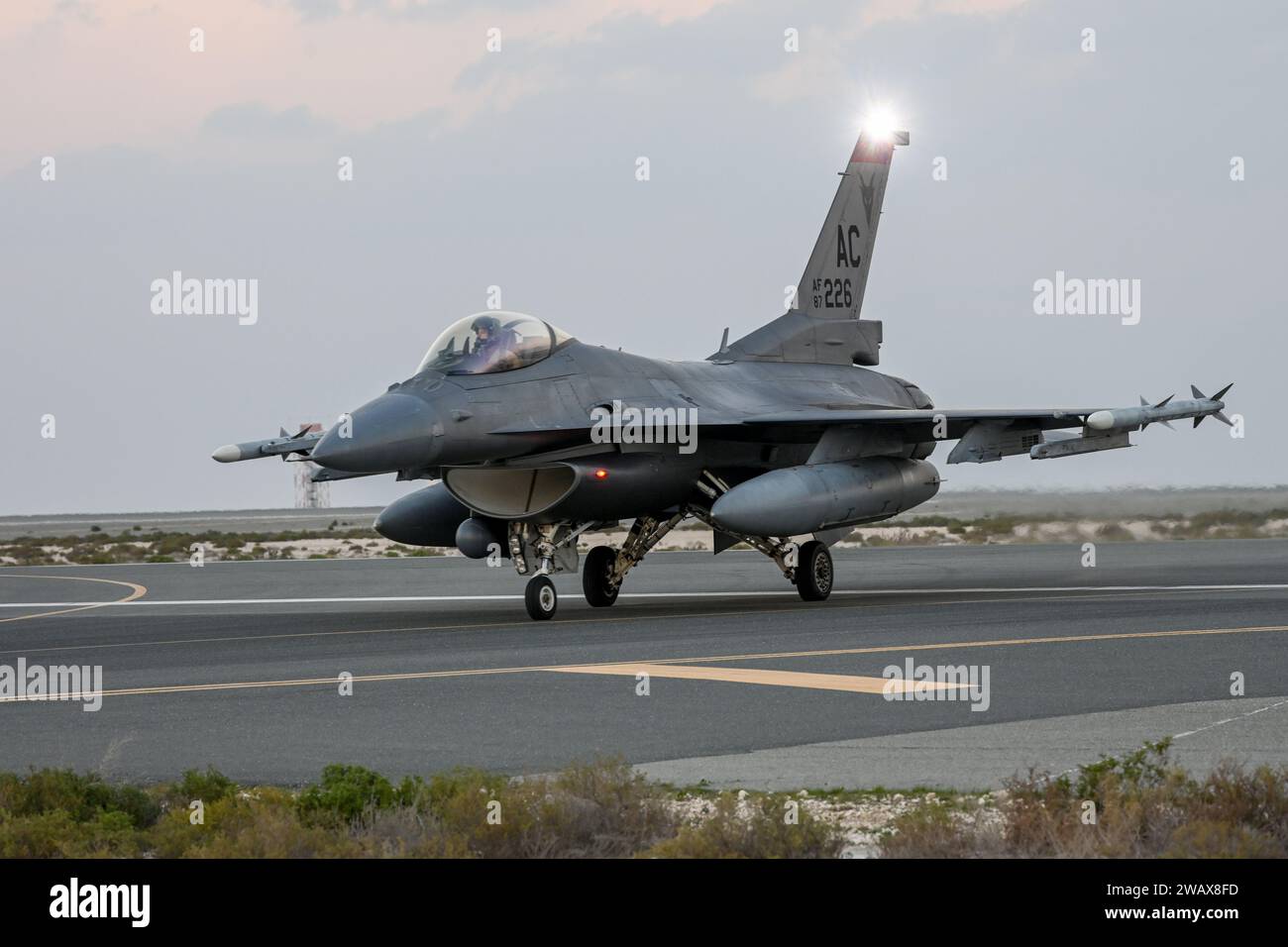 Die US Air Force und die Royal Bahraini Air Force nehmen an einer gemeinsamen Ballast Cannon Übung Teil. 6, 2024. Foto von Sgt. Megan Floyd Stockfoto