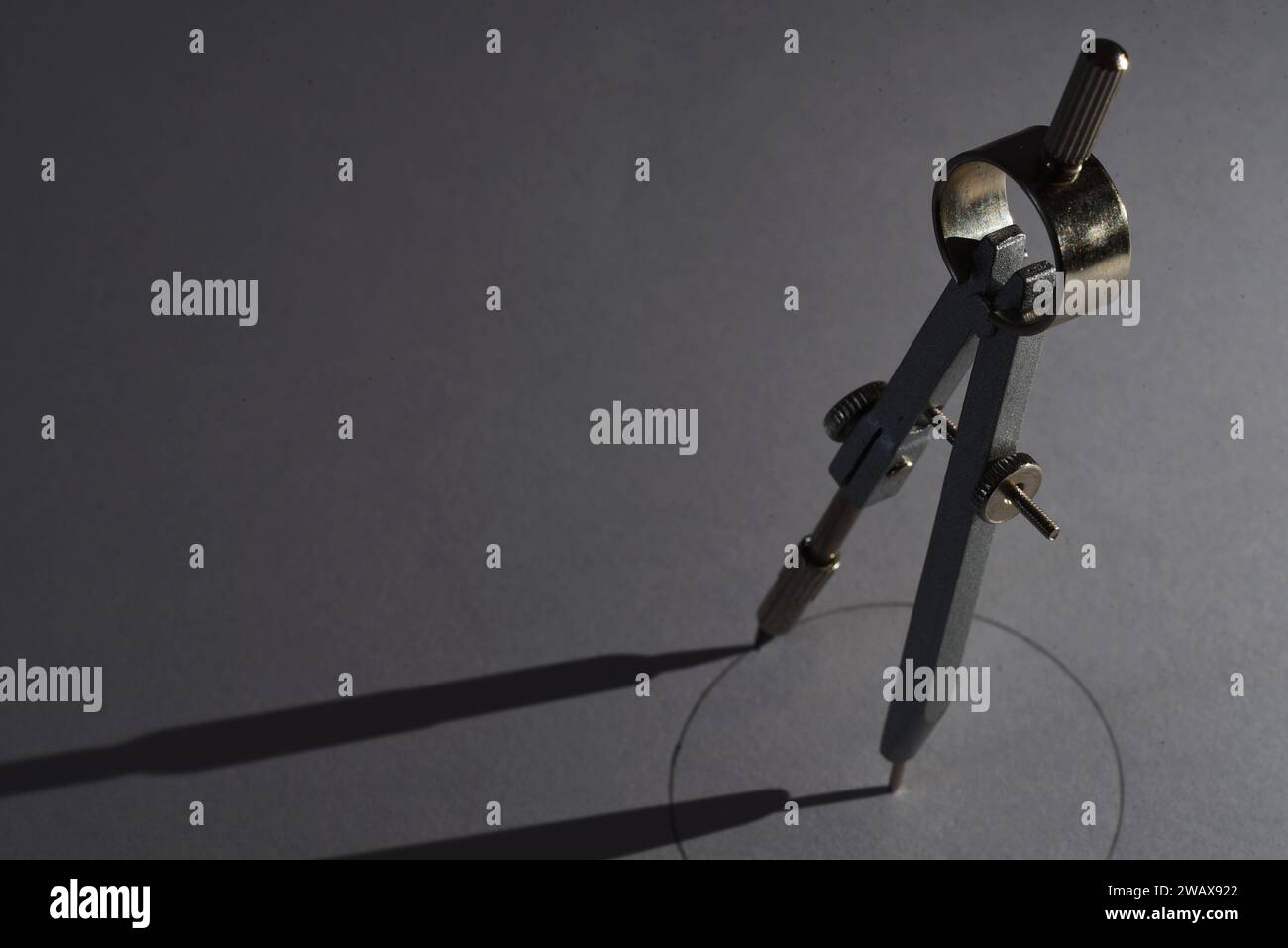 Den Helder, Niederlande. November 2023. Geometrisches Muster und Kompass auf weißem Hintergrund. Hochwertige Fotos Stockfoto