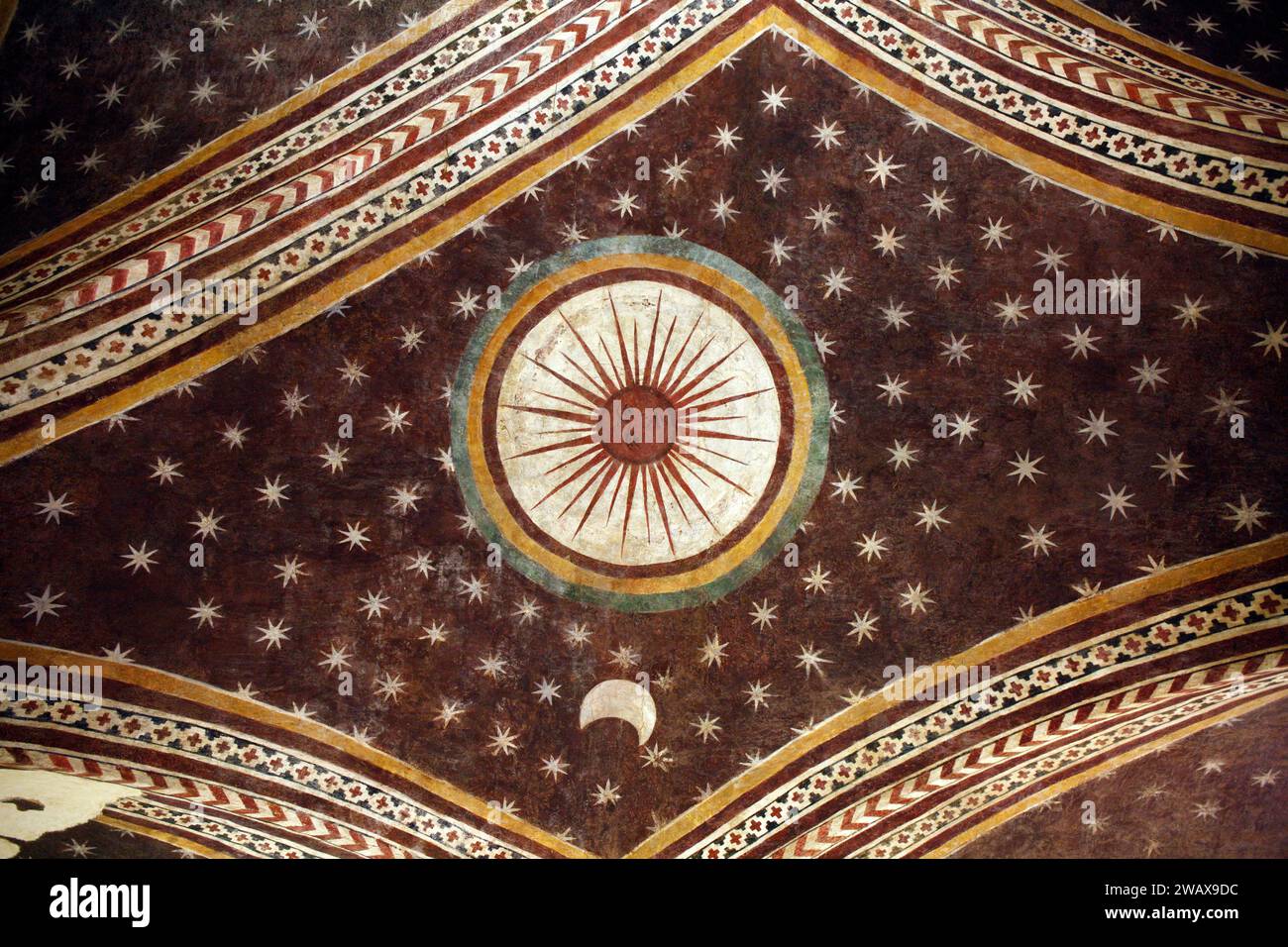 Italien Umbrien Foligno: Palazzo Trinci. Hier gibt es eine Kunstgalerie und ein archäologisches Museum. Fresken auf den Gewölben der Räume des Palastes Stockfoto