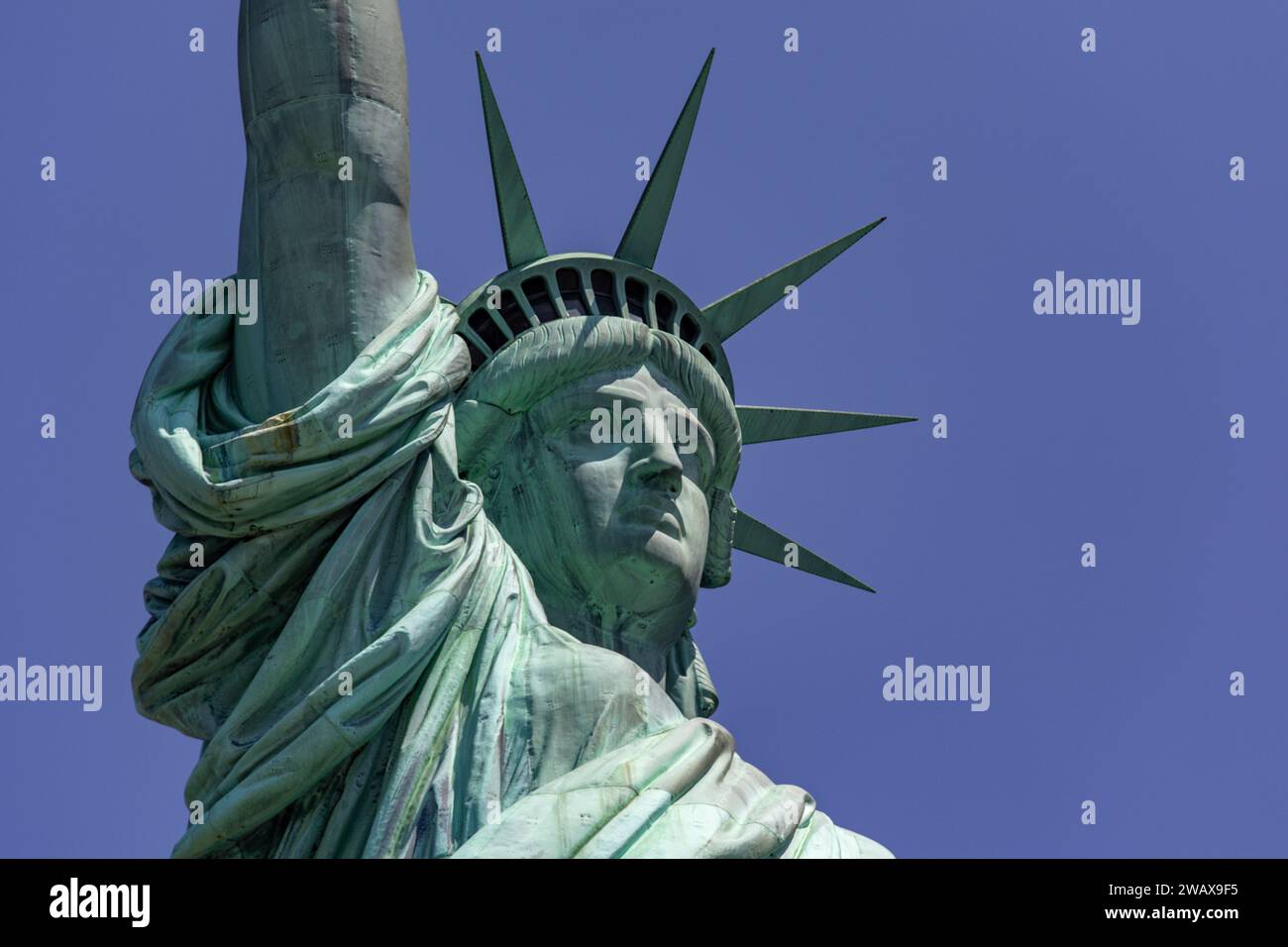 Die große Freiheitsstatue mit ihrer Krone, die ihre Fackel hält