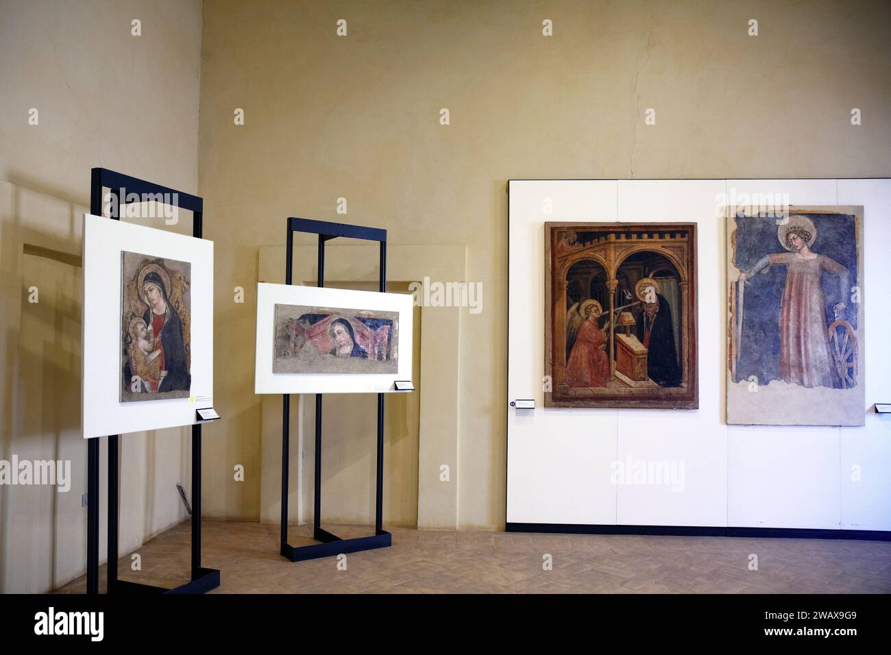 Italien Umbrien Foligno: Palazzo Trinci. Hier gibt es eine Kunstgalerie und ein archäologisches Museum. Zimmer und künstlerische Fresken Stockfoto