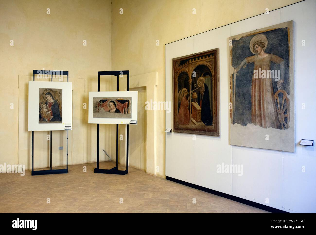 Italien Umbrien Foligno: Palazzo Trinci. Hier gibt es eine Kunstgalerie und ein archäologisches Museum. Zimmer und künstlerische Fresken Stockfoto