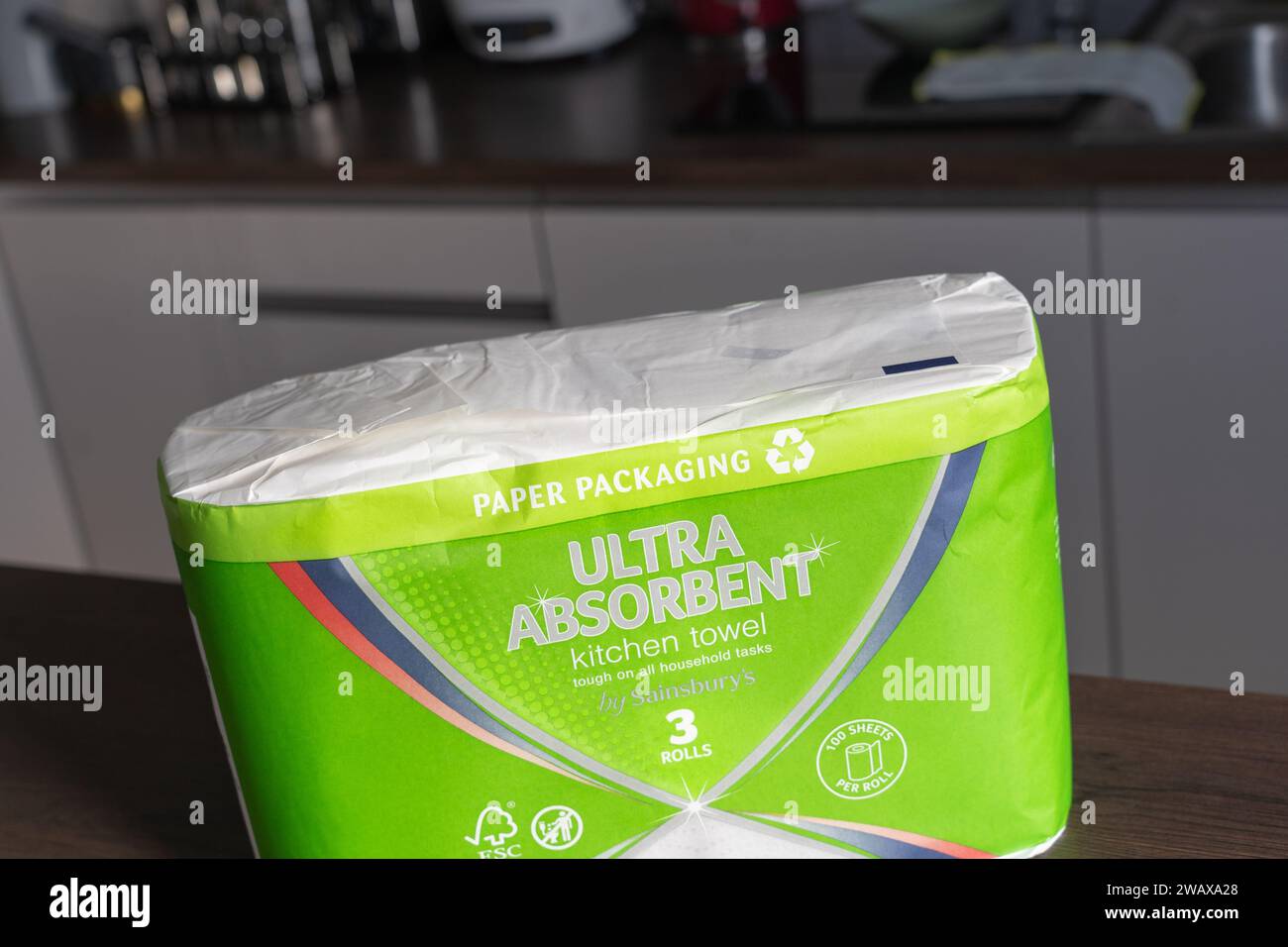 Küchenhandtuchpaket der Eigenmarke Sainsbury mit Papierverpackung und dem Recycling-Symbol, UK. Konzept: Abfallreduzierung, Reduzierung von Kunststoffabfällen Stockfoto