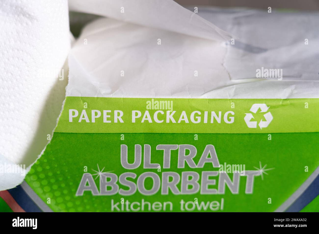 Küchenhandtuchpaket der Eigenmarke Sainsbury mit Papierverpackung und dem Recycling-Symbol, UK. Konzept: Abfallreduzierung, Reduzierung von Kunststoffabfällen Stockfoto
