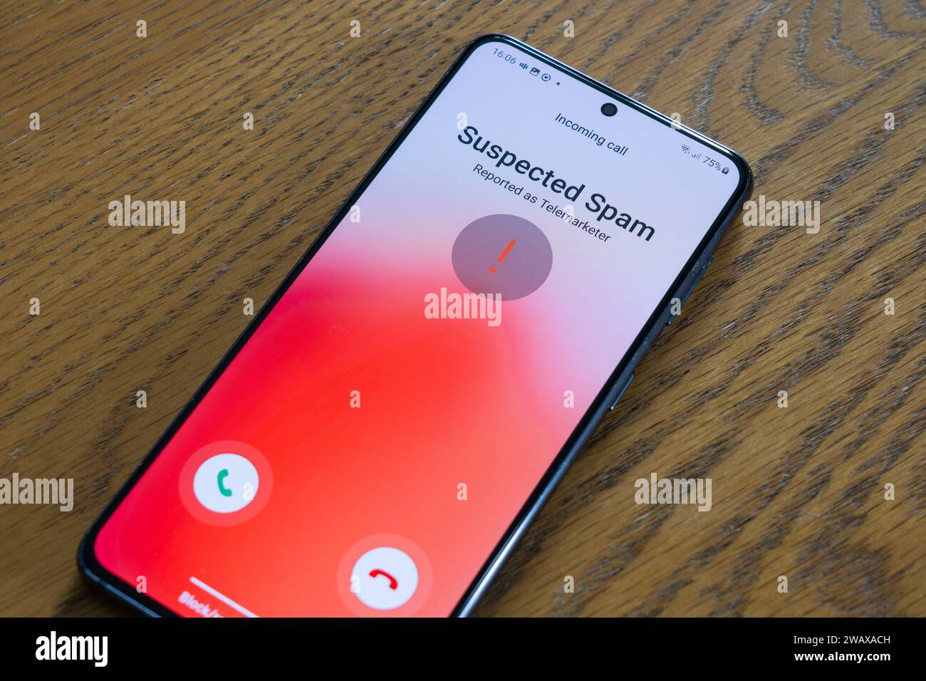Ein Smartphone-Bildschirm, der einen eingehenden mutmaßlichen Spam-Anruf anzeigt, der als Telemarketer gemeldet wurde, Großbritannien. Thema: Belästigende Anrufe, kalte Anrufe, Spam-Anrufe, Telemarketer Stockfoto