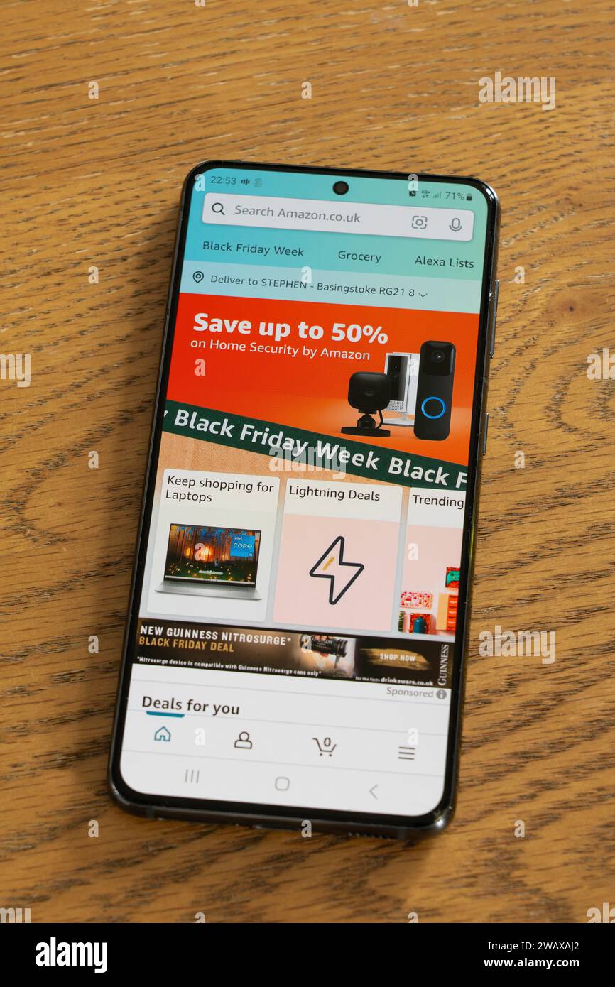Black Friday Week – Verkaufsereignis Ende November – mit Werbebanner und -Seite aus der Amazon Shopping App auf einem Smartphone-Bildschirm, Großbritannien Stockfoto