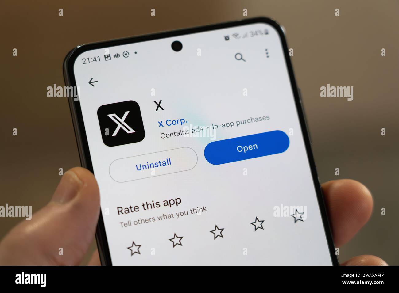 Die Installationsseite der X App (früher twitter) auf einem Smartphone-Bildschirm von der amerikanischen Firma X Corp, Großbritannien. Thema: Soziales Netzwerk, soziale Netzwerke Stockfoto