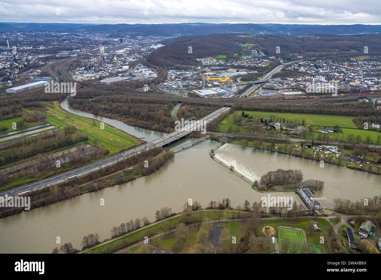 Luftbild, Ruhrhochwasser, Weihnachtshochwasser 2023, Fluss Ruhr tritt nach starken Regenfällen über die Ufer, Überschwemmungsgebiet am WasserKraftwerk Stiftsmühle, Fluss Volmemündung mit Autobahnbrücke der A1 mit Blick auf Hagen, Herdecke, Ruhrgebiet, Nordrhein-Westfalen, Deutschland ACHTUNGxMINDESTHONORARx60xEURO *** Luftansicht, Ruhrflut, Weihnachtsflut 2023, Hochwassergebiet am Wasserkraftwerk Stiftsmühle, Volmemündung mit Autobahnbrücke der A1 mit Blick auf Hagen, Herdecke, Ruhrgebiet, Nordrhein-Westfalen, Deutschland ATTENTI Stockfoto