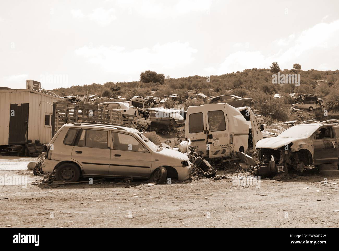 Schrottplatz für Autos. Ein Haufen von weggeworfenen Autos auf dem Schrottplatz. Israel. Palästina. Barta. Sepia-Effekt Stockfoto