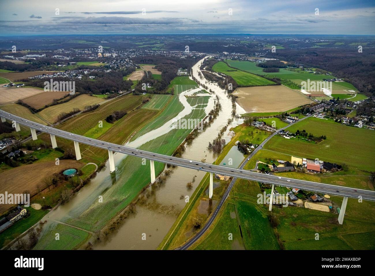 Luftbild, Ruhrhochwasser, Weihnachtshochwasser 2023, Fluss Ruhr tritt nach starken Regenfällen über die Ufer, Überschwemmungsgebiet Kettwiger Ruhraue mit Mintarder Ruhrtalbrücke der Autobahn A52, Saarn, Mülheim an der Ruhr, Ruhrgebiet, Nordrhein-Westfalen, Deutschland ACHTUNGxMINDESTHONORARx60xEURO *** Luftbild, Ruhrhochwasser 2023, Ruhrgebiet Kettwiger Ruhraue mit Mintarder Ruhrtalbrücke der Autobahn A52, Saarn, Mülheim an der Ruhr, Ruhrgebiet, Nordrhein-Westfalen, Deutschland ATTENTIONxMINDESTHONORARx60xEURO Stockfoto