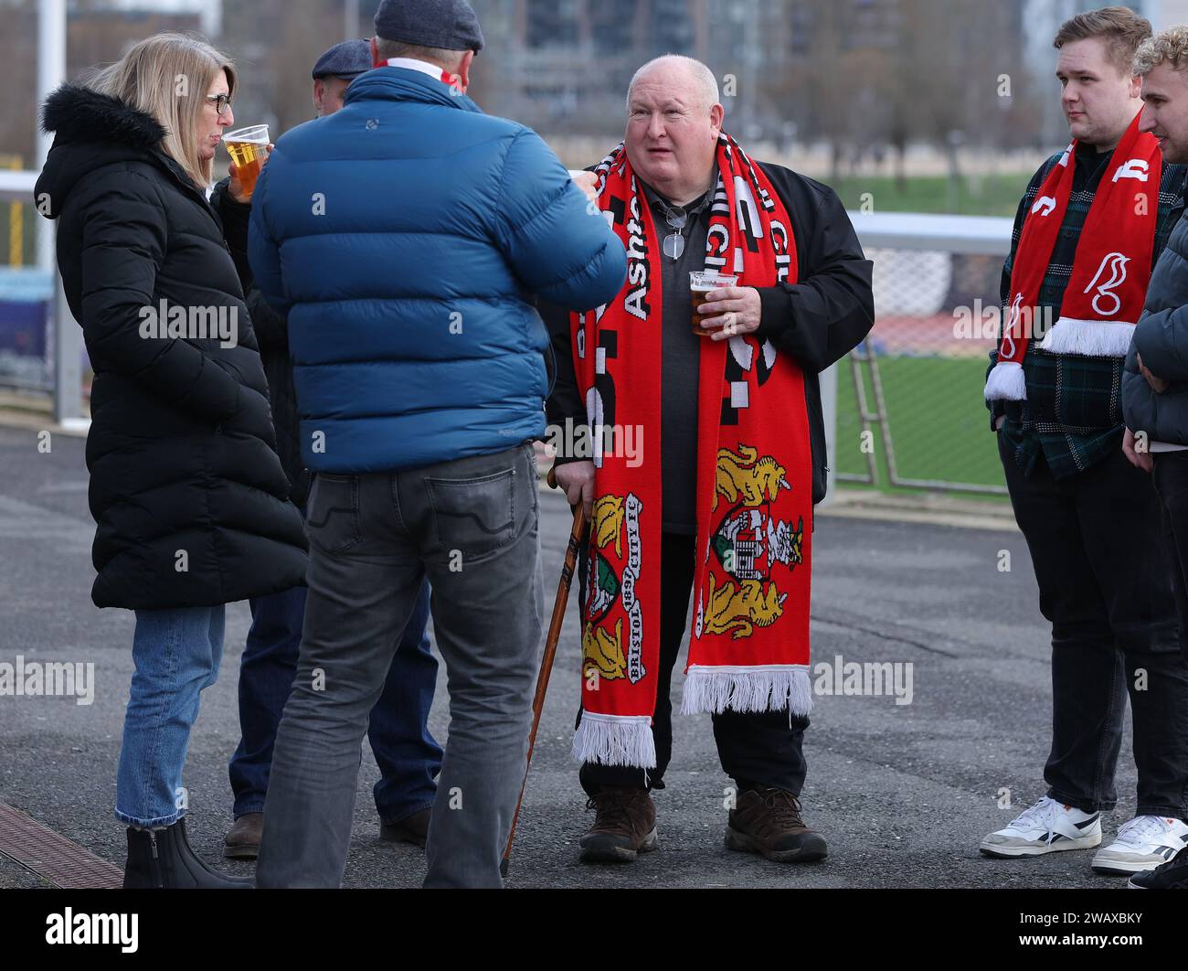 London, Großbritannien. Januar 2024. Fans von Bristol City kommen vor dem FA Cup-Spiel im Londoner Stadion mit einem riesigen Schal an. Der Bildnachweis sollte lauten: Paul Terry/Sportimage Credit: Sportimage Ltd/Alamy Live News Stockfoto