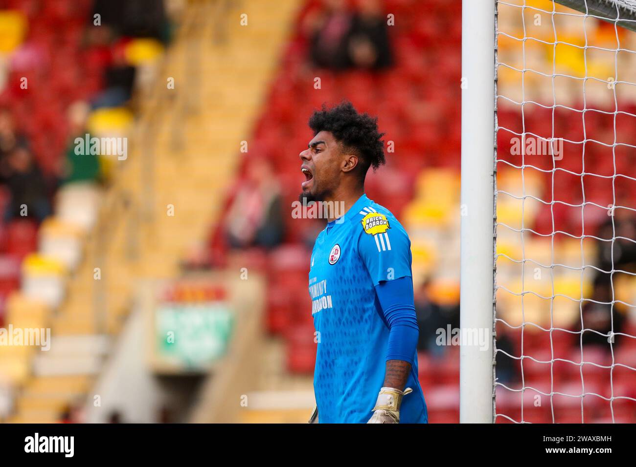 The University of Bradford Stadium, Bradford, England - 6. Januar 2024 Corey Addai Torhüter von Crawley Town ruft Anweisungen - während des Spiels Bradford City gegen Crawley Town, Sky Bet League Two, 2023/24, University of Bradford Stadium, Bradford, England - 6. Januar 2024 Credit: Mathew Marsden/WhiteRosePhotos/Alamy Live News Stockfoto