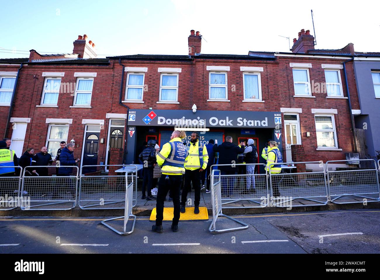 Die Fans stehen vor dem Spiel der dritten Runde des Emirates FA Cup in