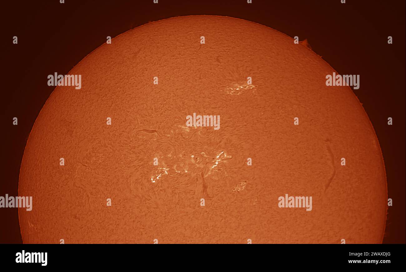London, Großbritannien. Januar 2024. Komplexe und massive Sonnenfleckengruppen verteilen sich über die Erde zugewandte Oberfläche der Sonne. Quelle: Malcolm Park/Alamy Live News Stockfoto