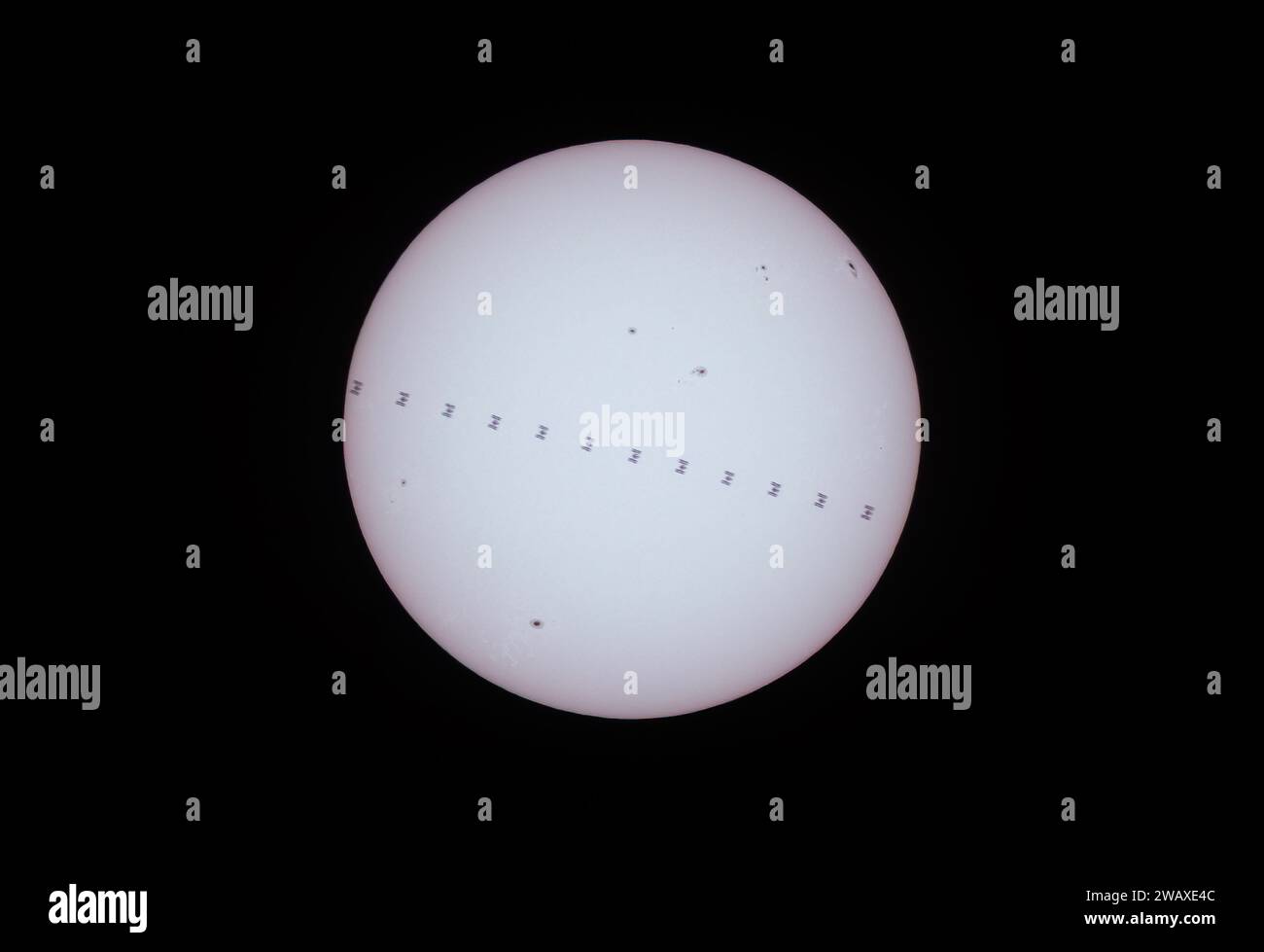 Internationale Raumstation, die die Sonne durchquert, 5. August 2023 über Renfrew, Ontario, Kanada. Dies ist eine Zusammenstellung von 12 Fotos, die den Pfad des IS zeigen Stockfoto