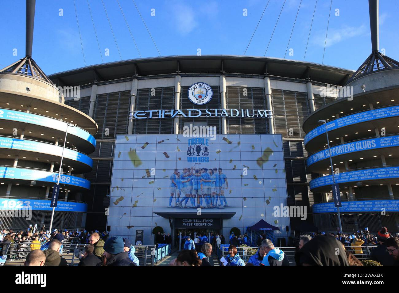 Etihad Stadium, Manchester, Großbritannien. Januar 2024. FA Cup Third Round Football, Manchester City gegen Huddersfield Town; Fans treffen sich vor dem Spieleingang vor dem Spiel. Credit: Action Plus Sports/Alamy Live News Stockfoto