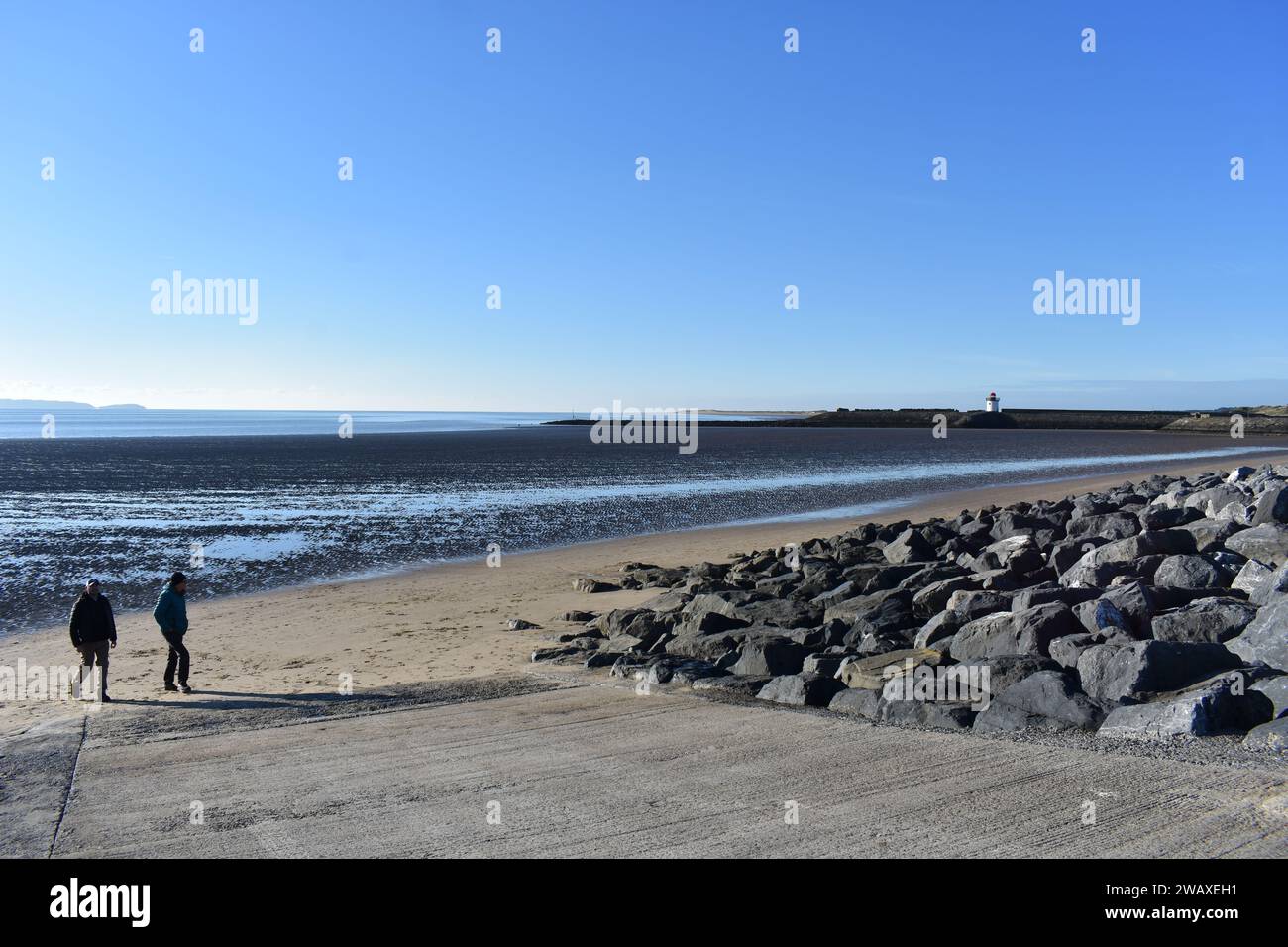 Spaziergang entlang Burry Port East Beach, Burry Port, Carmarthenshire, Wales Stockfoto