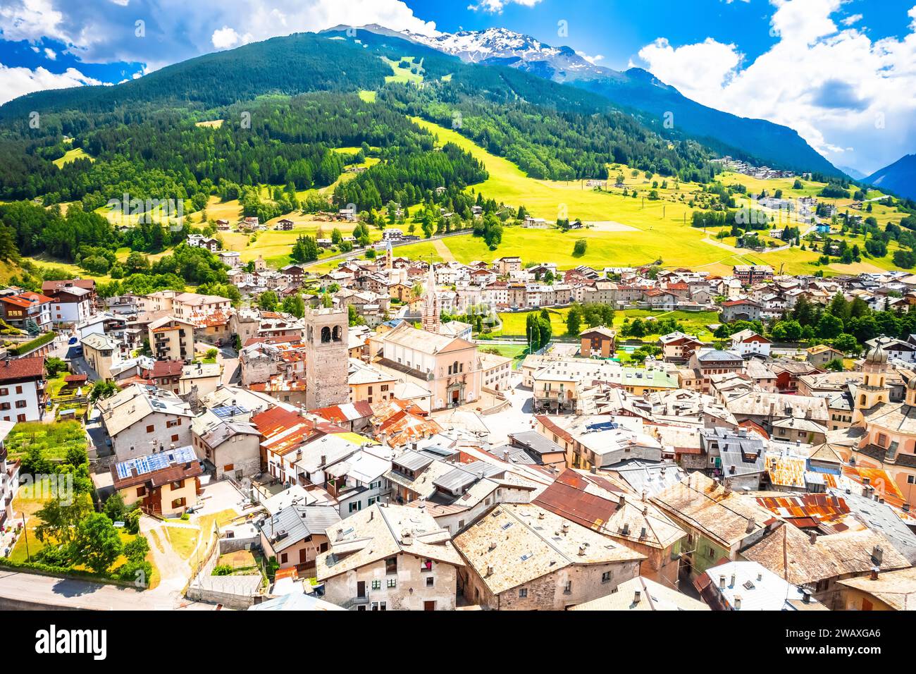 Stadt Bormio in den italienischen Alpen aus der Vogelperspektive, Dolomiten in Norditalien Stockfoto