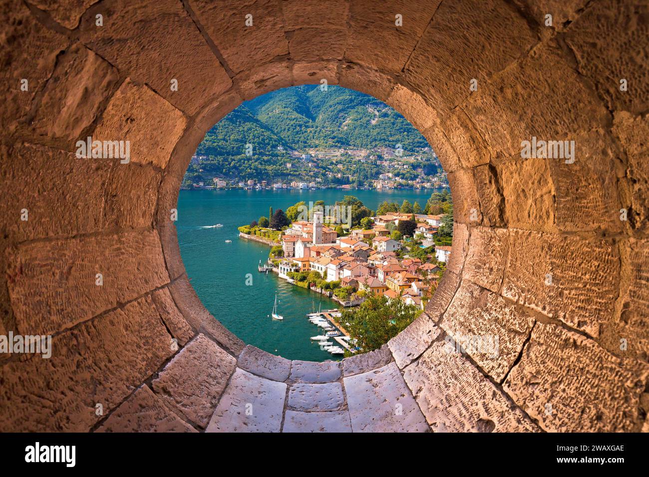 Idyllische Stadt Torno am Comer See durch Steinfenster, Lombardei in Italien Stockfoto