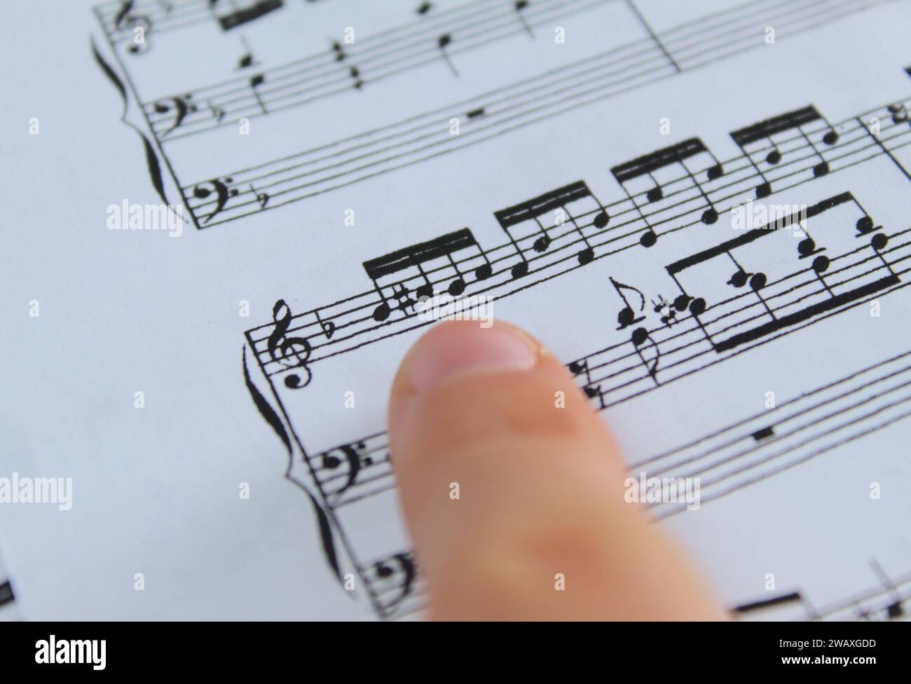 Dublin, Irland - 3. Januar: Ein Nahaufnahme eines weißen Notenblatts mit clefs und Notennotizen. Stockfoto