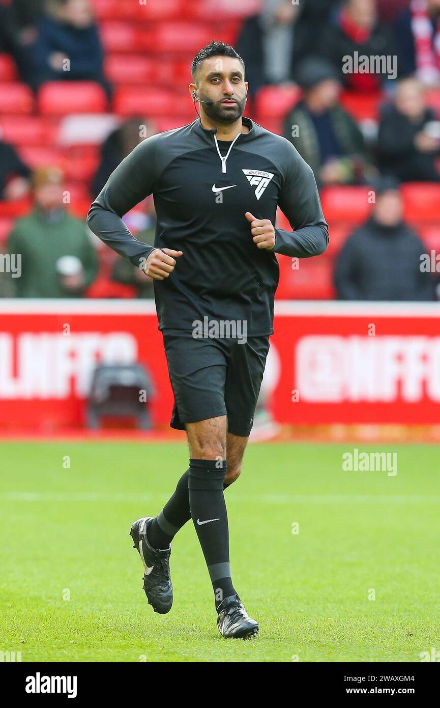 Schiedsrichter Sunny Singh Gill während des Vorspiels vor dem Emirates FA Cup Third Round Match Nottingham Forest vs Blackpool am City Ground, Nottingham, Vereinigtes Königreich, 7. Januar 2024 (Foto: Gareth Evans/News Images) in, am 2024. (Foto: Gareth Evans/News Images/SIPA USA) Credit: SIPA USA/Alamy Live News Stockfoto