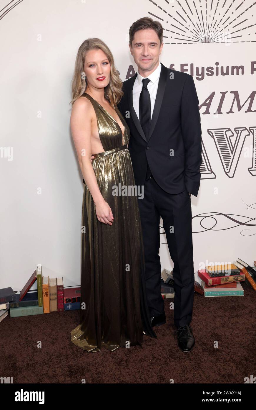 LOS ANGELES, KALIFORNIEN – 6. JANUAR: Ashley Hinshaw, Topher Grace bei der Art of ElysiumÕs 2024 Heaven Gala im Wiltern Theater in Los Angeles, Kalifornien am 6. Januar 2024. Copyright: XFayexSadoux Stockfoto