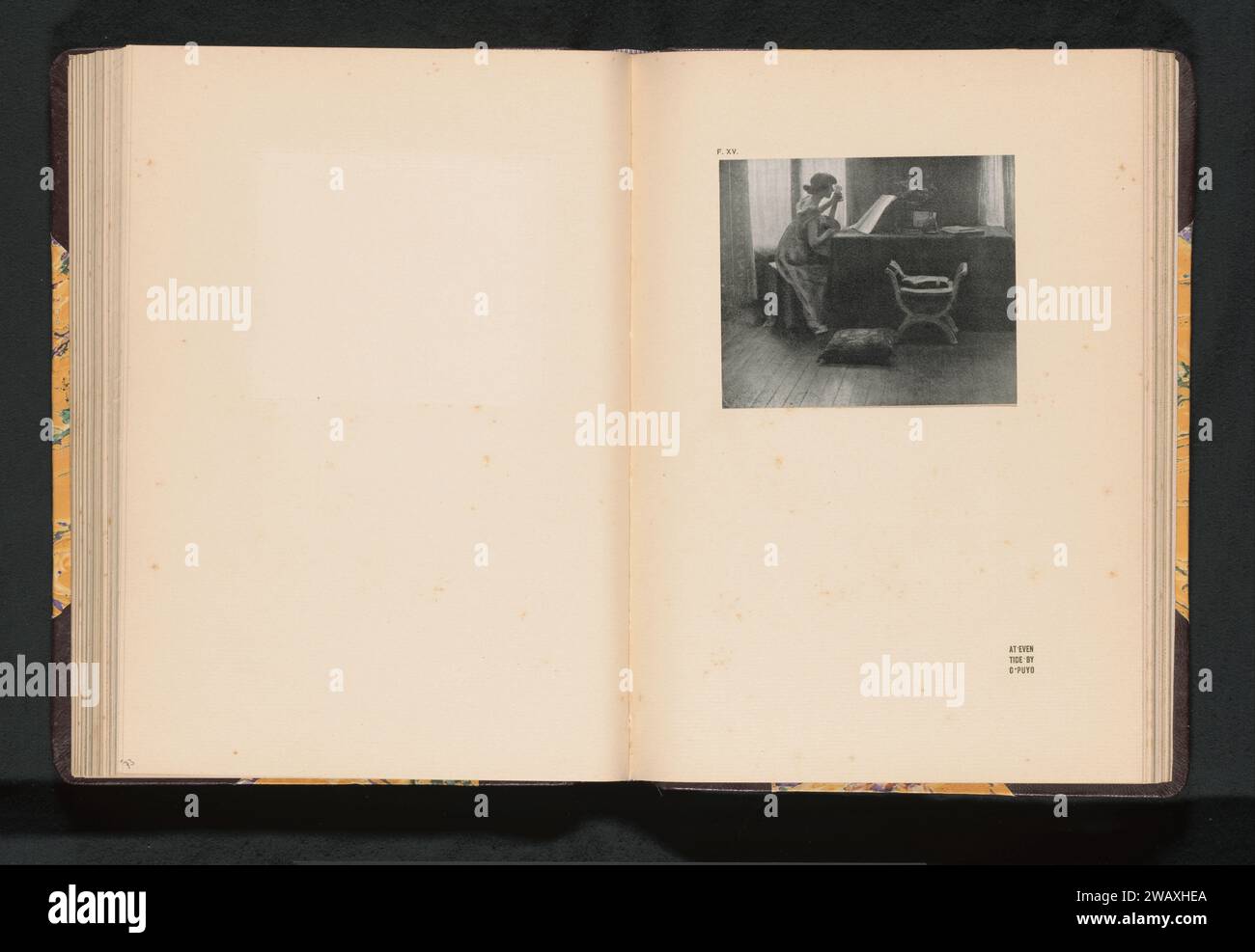 Sitzende Gitarre spielende Frau, Constant Puyo, ca. 1900 - in oder vor 1905 photomechanischen Druckpapier Erwachsene Frau. Cithern, Mandoline, Gitarre, Balalaika. Das Innere des Hauses Stockfoto