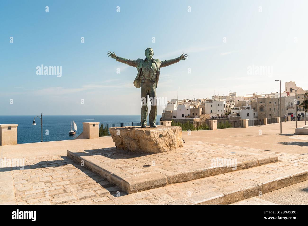 Bronzeskulptur für Domenico Modugno, italienischen Musiker und Politiker, an der Küste von Polignano a Mare, Provinz Bari, Apulien, Italien Stockfoto