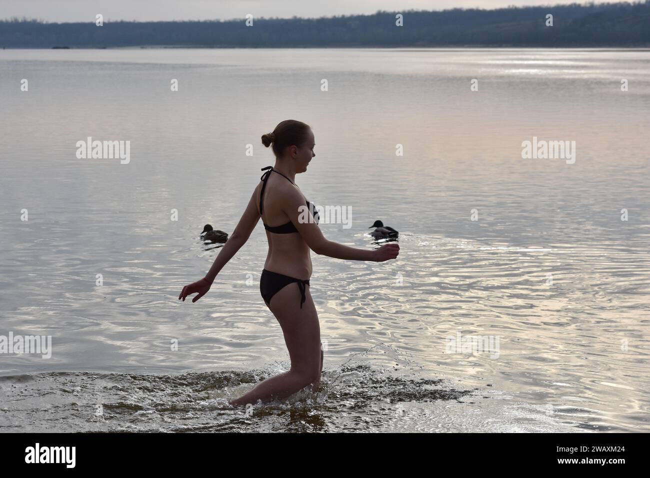 Eine Frau bereitet sich darauf vor, während der Epiphanienfeier in kaltes Wasser des Flusses Dnipro zu tauchen. Erstmals seit 1917 wird am 6. Januar die Epiphanie gefeiert, die das traditionelle Datum des 19. Januar ersetzt. Die Ukraine hat traditionell den Julianischen Kalender verwendet, der auch von Russland verwendet wird, wo Epiphanien am 19. Januar fällt. In einem weiteren Wechsel von Russland markiert es nun die Epiphanik nach dem westlichen - oder gregorianischen - Kalender. Epiphanik ist einer der wichtigsten religiösen Feiertage im orthodoxen Kalender. Stockfoto