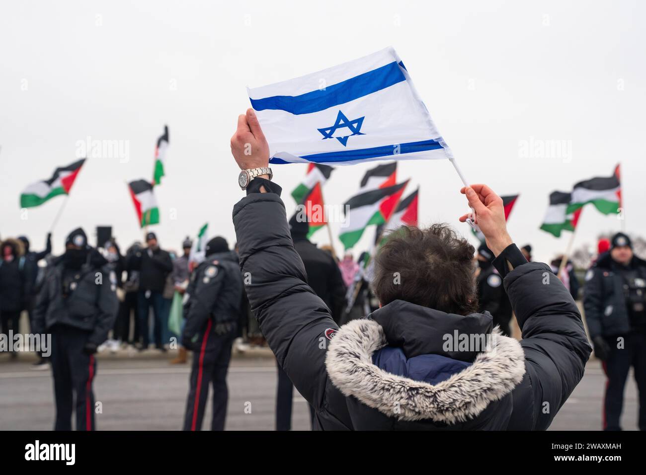 Ein Gegenprotestierer hält die Flagge Israels bei einem Anti-Israel-Protest in einem jüdischen Viertel an der Highway 401-Überführung an der Avenue Road in Toronto Stockfoto