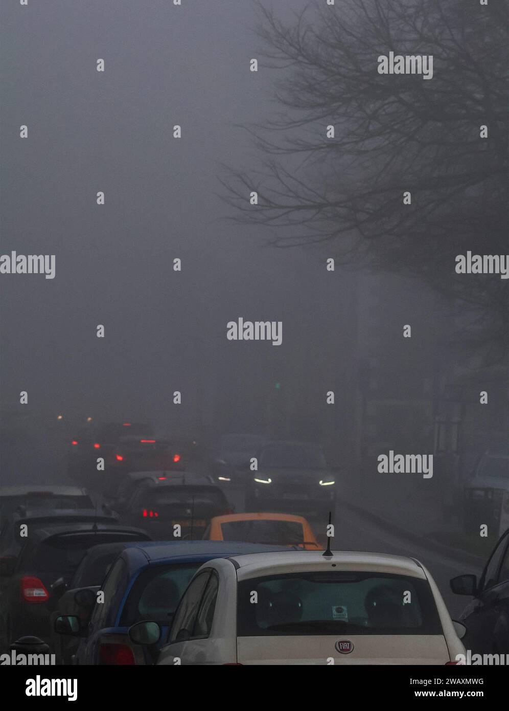 Moira, County Down, Nordirland, Großbritannien. Januar 2024. Britisches Wetter - ein kalter grauer Tag im Winter mit Nebel, der den ganzen Tag im County Down Village liegt. Hauptstraße im Dorf um 13:00 Uhr. Quelle: CAZIMB/Alamy Live News. Stockfoto