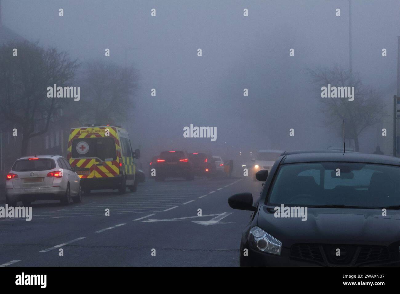 Moira, County Down, Nordirland, Großbritannien. Januar 2024. Britisches Wetter - ein kalter grauer Tag im Winter mit Nebel, der den ganzen Tag im County Down Village liegt. Hauptstraße im Dorf um 13:00 Uhr. Quelle: CAZIMB/Alamy Live News. Stockfoto