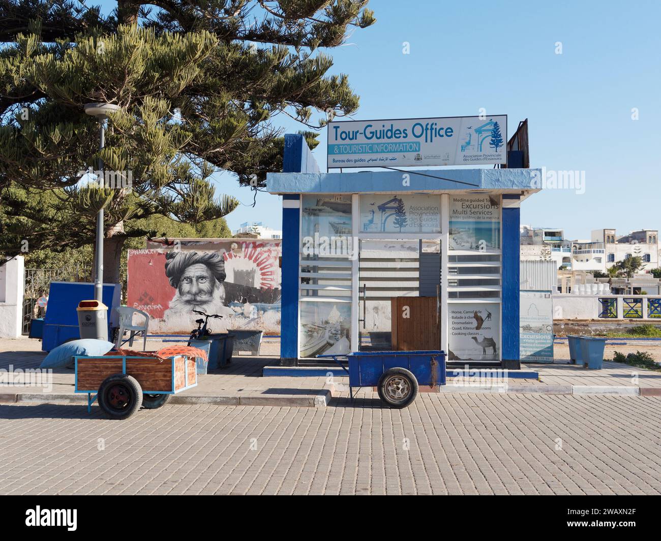 Büro für Reiseleiter/Touristeninformation mit einem Wagen außerhalb der Stadt Essaouira, Marokko. Januar 2024 Stockfoto