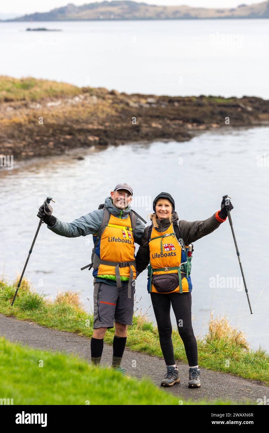 Dalgety Bay, Schottland. Januar 2024. Antony & Sally Brown spazieren durch Dalgety Bay, Fife. Das Paar aus Bude Cornwall geht über die gesamte britische Festlandküste, 6000 km entfernt © Richard Newton / Alamy Live News Stockfoto
