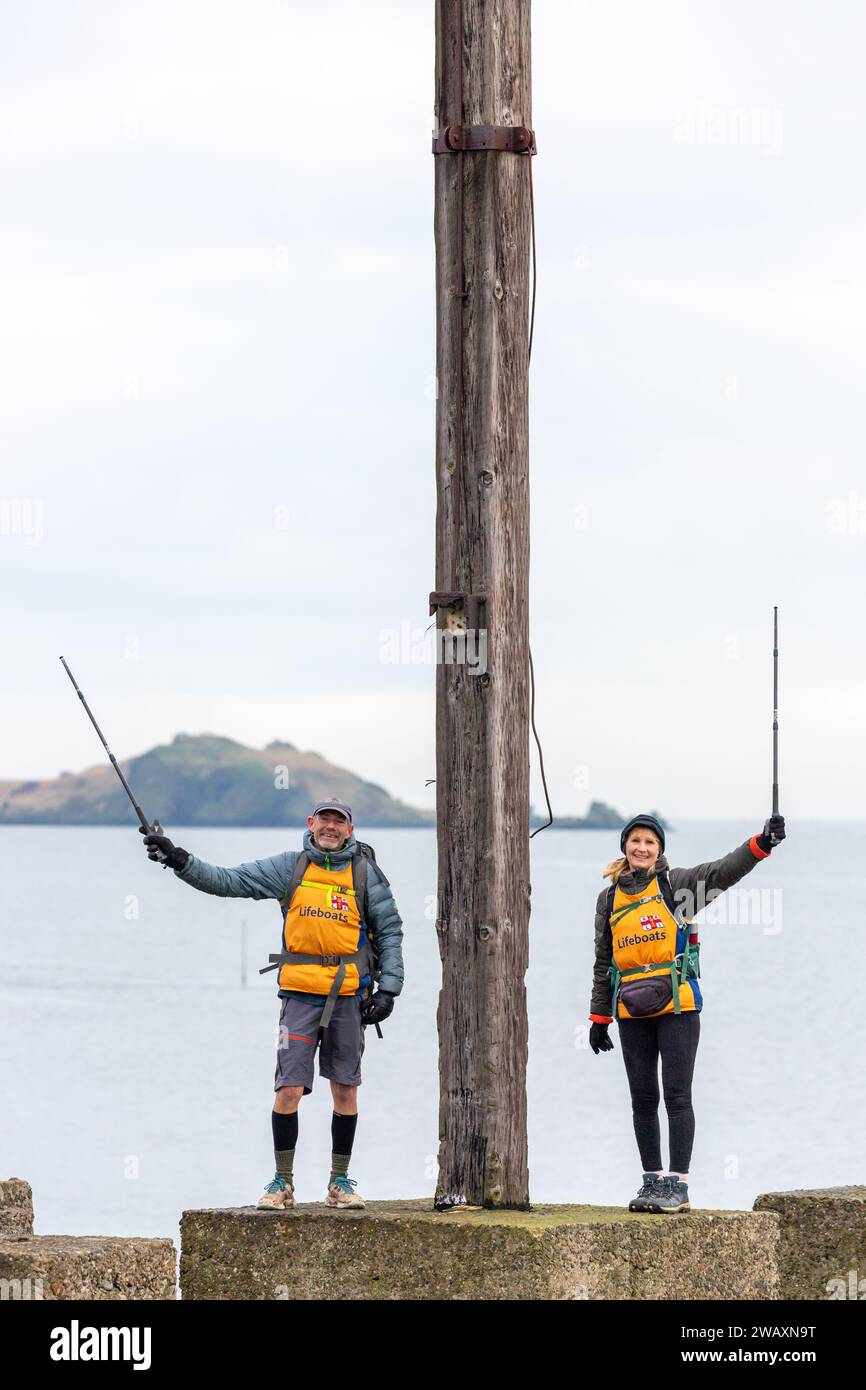Dalgety Bay, Schottland. Januar 2024. Antony & Sally Brown spazieren durch Dalgety Bay, Fife. Das Paar aus Bude Cornwall geht über die gesamte britische Festlandküste, 6000 km entfernt © Richard Newton / Alamy Live News Stockfoto