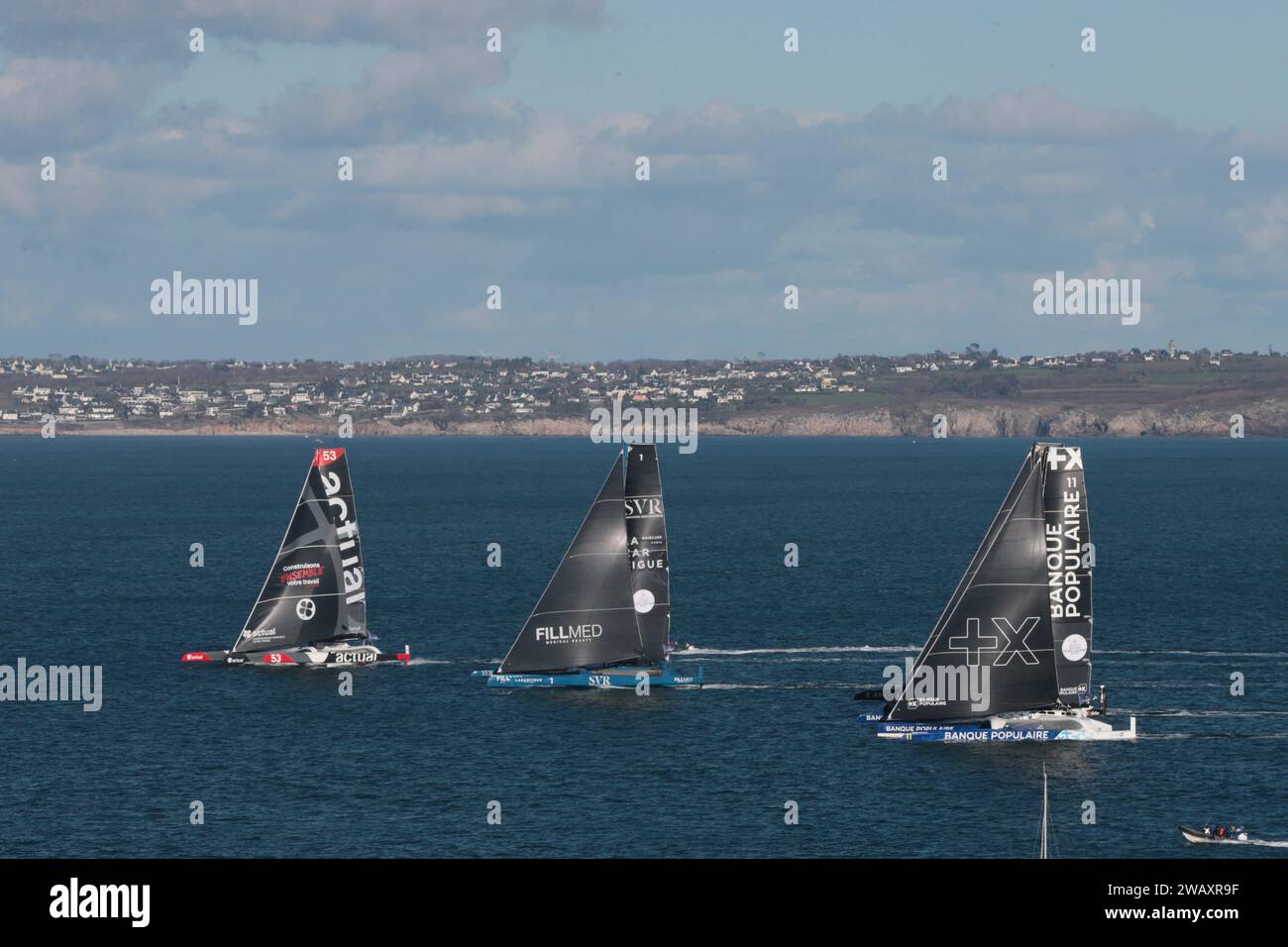 Brest, Frankreich. Januar 2024. © PHOTOPQR/LE TELEGRAMME/Lionel Le Saux ; BREST ; 07/01/2024 ; BREST (29) : Depart de l'Arkea Ultim Challenge au Large de Brest, Course de voile de Six Maxi Trimarans autour du Monde. - Sechs Seeleute nehmen an der ersten Ausgabe dieses Solo-Weltrundsegelrennens auf Trimaranen der Ultim-32/23-Klasse Teil. Jan 07 2024 Credit: MAXPPP/Alamy Live News Stockfoto