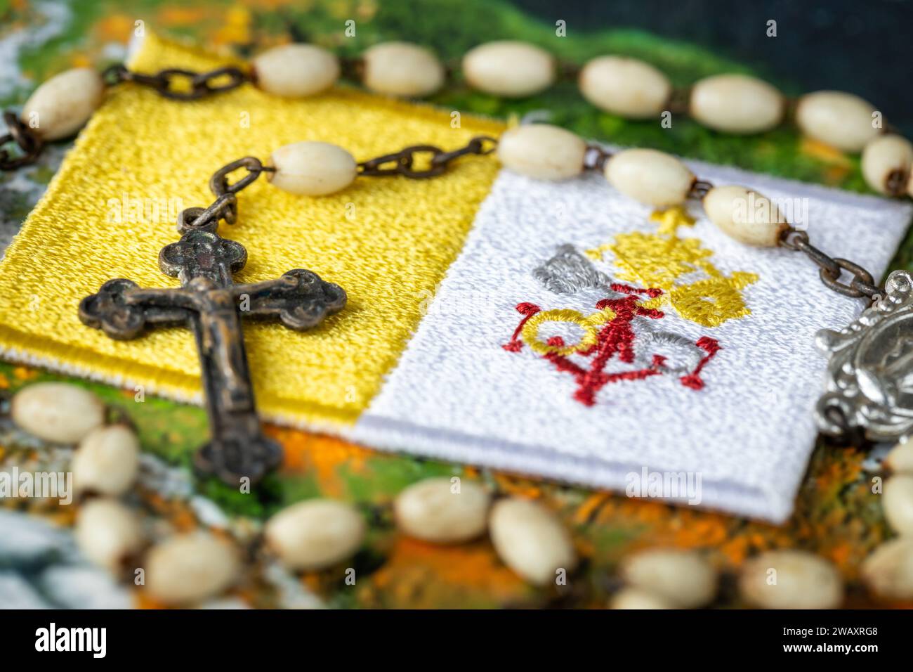 Vatikanische Flagge und Rosenkranz auf Weltkarte, Konzept, Religion und Christentum, Einfluss der Kirche in der Welt Stockfoto