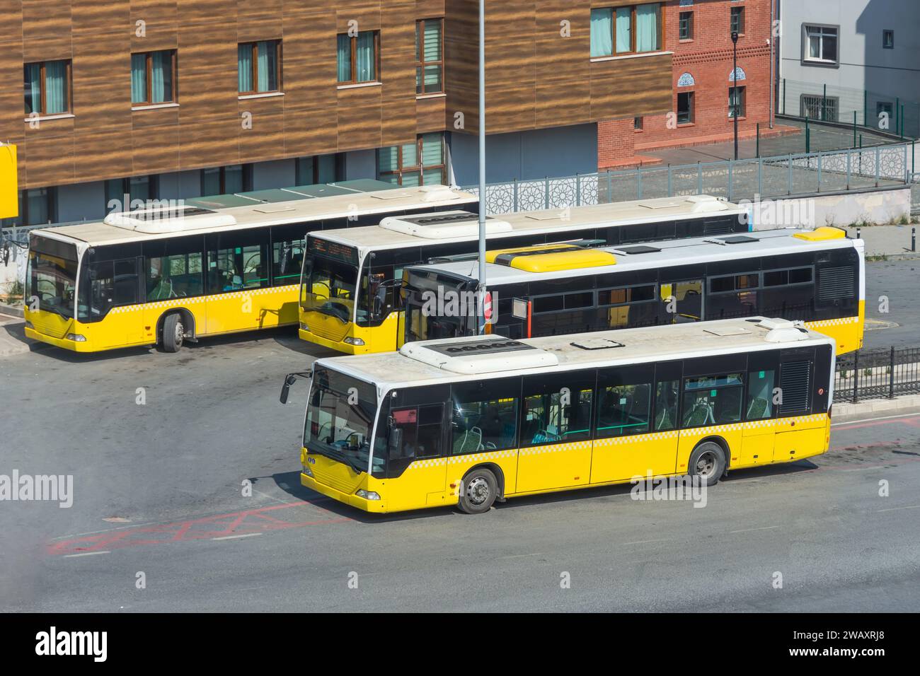 Busse an der Endstation der Stadtstrecke, Blick von oben. Stockfoto