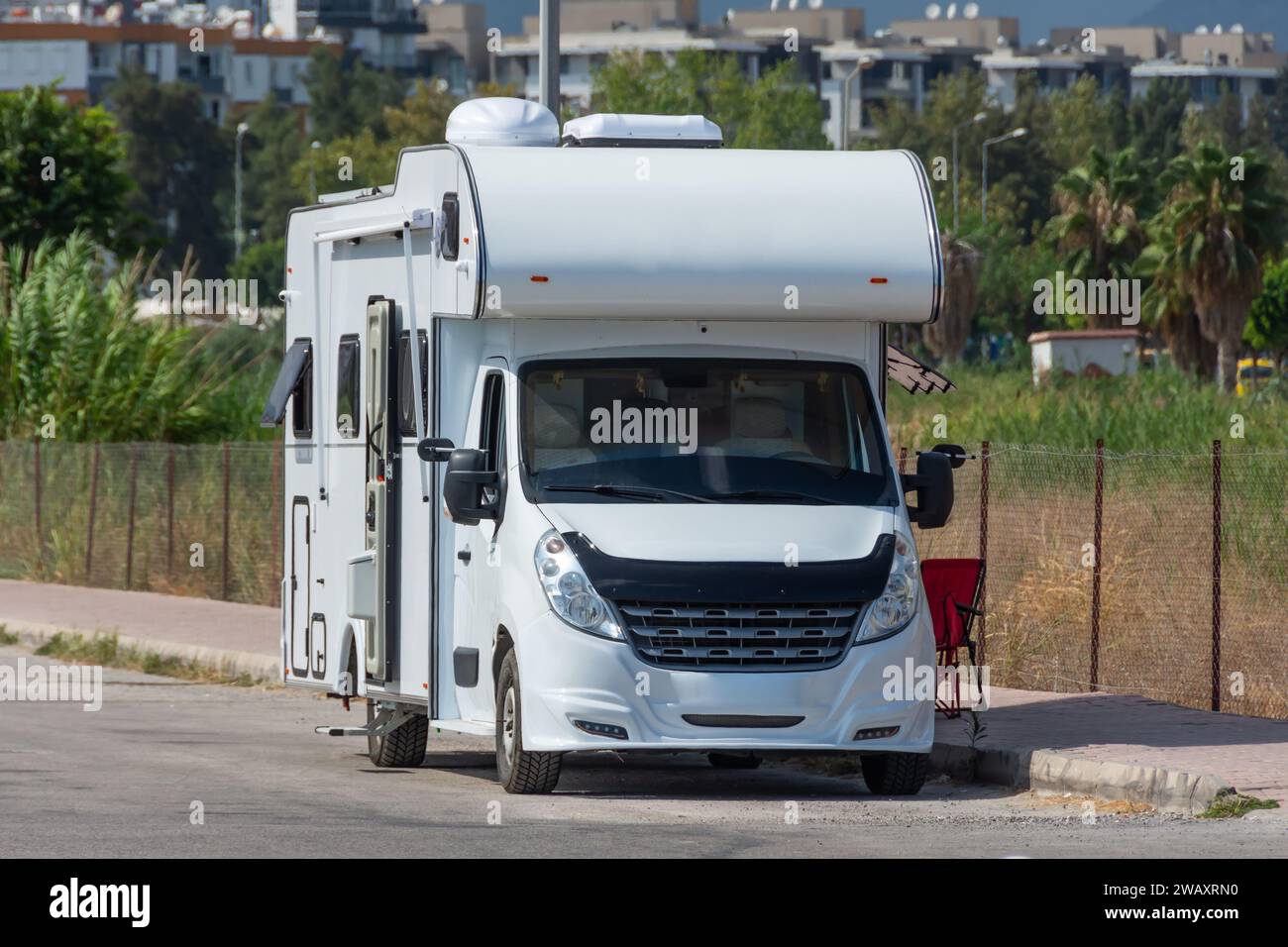 Wohnmobil auf Rädern, Kleinbus parkt auf der Straße der Stadt am Straßenrand Stockfoto