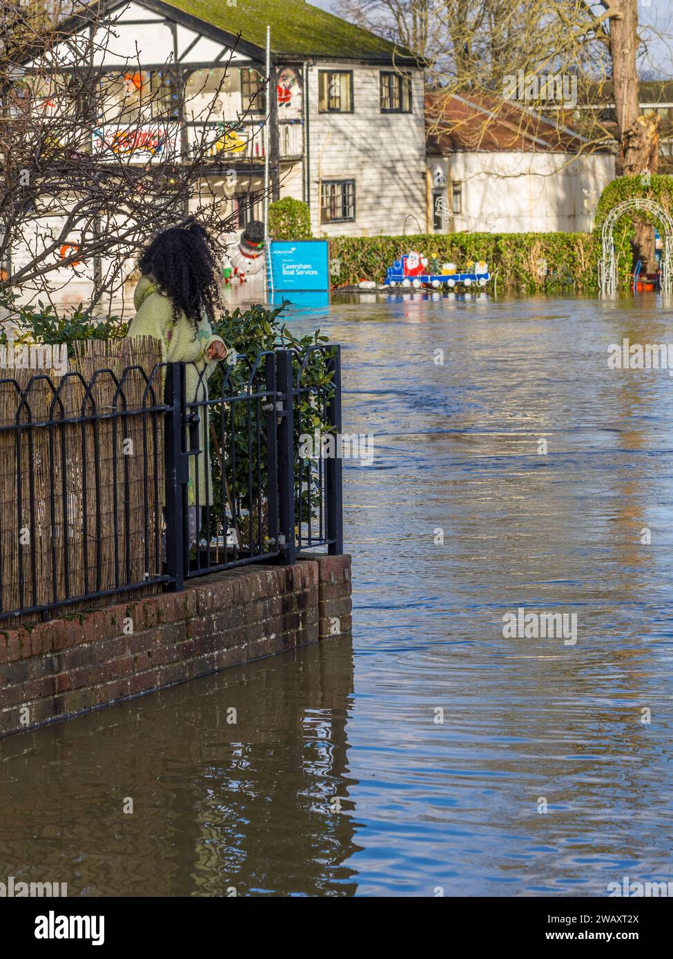 Bewohner mit Blick auf aufsteigende Überschwemmungen, Themse, Reading, Berkshire, England, großbritannien, gb. Stockfoto