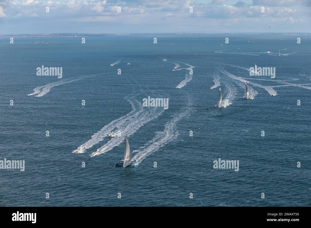 Brest, Frankreich. Januar 2024. © PHOTOPQR/LE TELEGRAMME/Lionel Le Saux ; BREST ; 07/01/2024 ; BREST (29) : Depart de l'Arkea Ultim Challenge au Large de Brest, Course de voile de Six Maxi Trimarans autour du Monde. - Sechs Seeleute nehmen an der ersten Ausgabe dieses Solo-Weltrundsegelrennens auf Trimaranen der Ultim-32/23-Klasse Teil. Jan 07 2024 Credit: MAXPPP/Alamy Live News Stockfoto