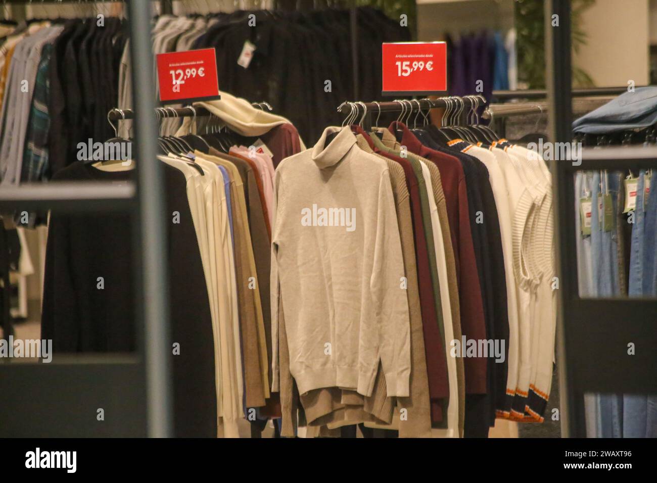 Paredes, Spanien, 7. Januar 2024: H&M-Kleidung im Verkauf im Januar 2024 der Verkauf beginnt am 7. Januar 2024 in Paredes, Spanien. Quelle: Alberto Brevers / Alamy Live News. Stockfoto