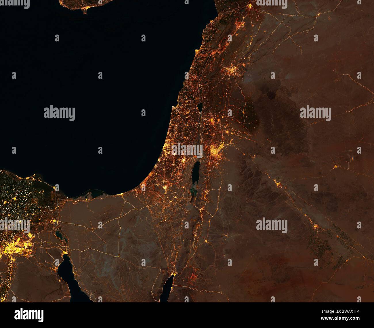 Satellitenansicht von Israel, Gazastreifen, Westjordanland, Libanon, Syrien, Jordanien und Ägypten. Stadt- und Straßenlaternen. NASA-Elemente Stockfoto