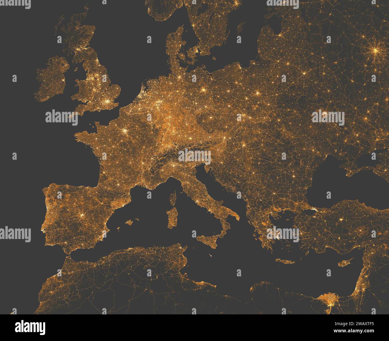 Nachtsicht auf Europa und das Mittelmeer. Stadt- und Straßenlaternen. Elemente dieses Bildes werden von der NASA bereitgestellt Stockfoto