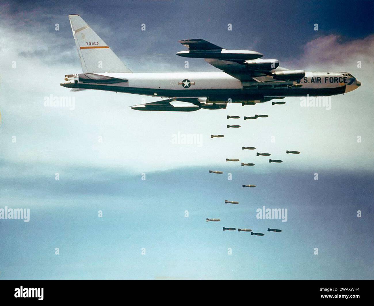 Eine Boeing B-52F-70-BW Stratofortress der US-Luftwaffe (S/n 57-0162, auch „Casper the Friendly Ghost“ genannt) aus dem 320. Bombenflügel, der Mk 117 750 lb (340 kg) Bomben über Vietnam abwarf. Dieses Flugzeug war das erste B-52F, das 1964 zum Testen konventioneller Bombenangriffe eingesetzt wurde, und ließ später die 50.000. Bombe der Arc Light-Kampagne fallen. B-52Fs konnten 51 Bomben tragen und dienten in Vietnam von Juni 1965 bis April 1966, als sie durch Big Belly B-52Ds ersetzt wurden, die 108 Bomben transportieren konnten. Stockfoto