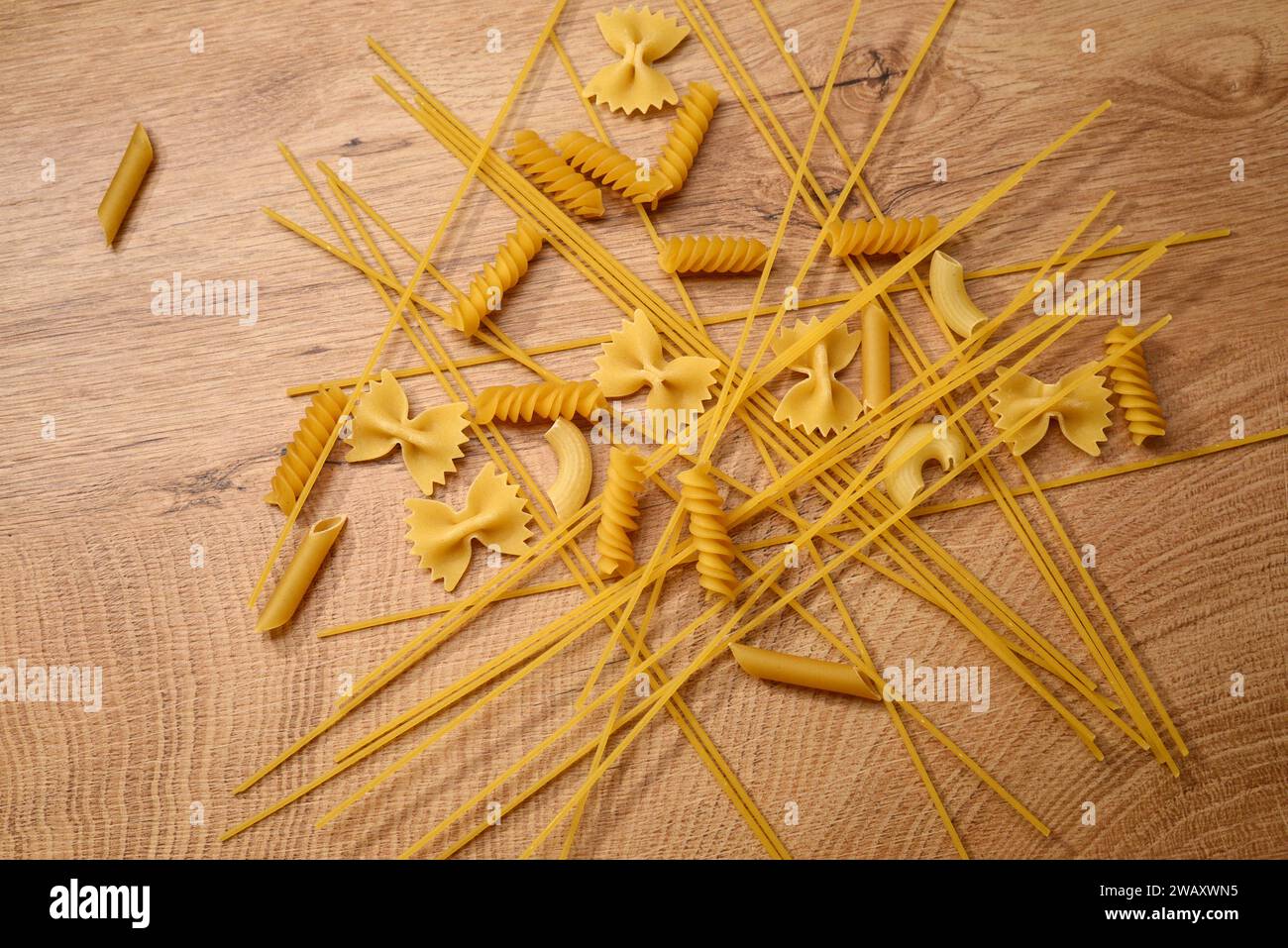 Rohe Spaghetti und Pasta auf Holzbrett Stockfoto