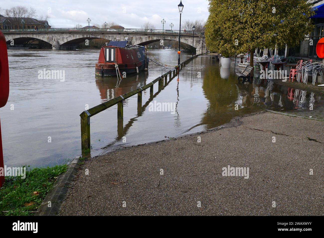 Staines on Thames und Towpath überflutet Stockfoto