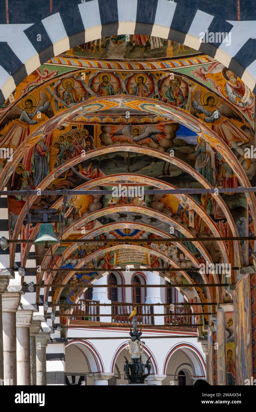 Außenkorridor mit Fresken im Kloster des Heiligen Johannes von Rila. Sofia, Bulgarien, Südosteuropa. Stockfoto