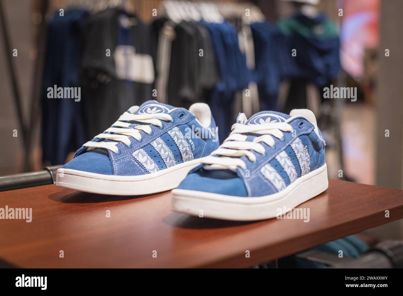 Adidas blue shoes Fotos und Bildmaterial in hoher Auflosung Alamy