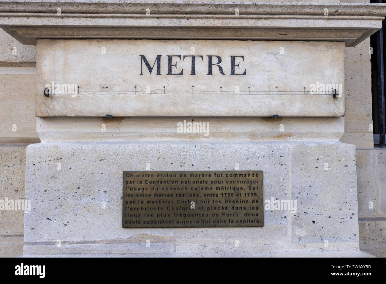 An der Fassade eines Gebäudes in Place Vendome wurde ein „Meter“ geschnitzt, das während der Französischen Revolution zur Maßeinheit wurde. Place Vendome, Pa Stockfoto